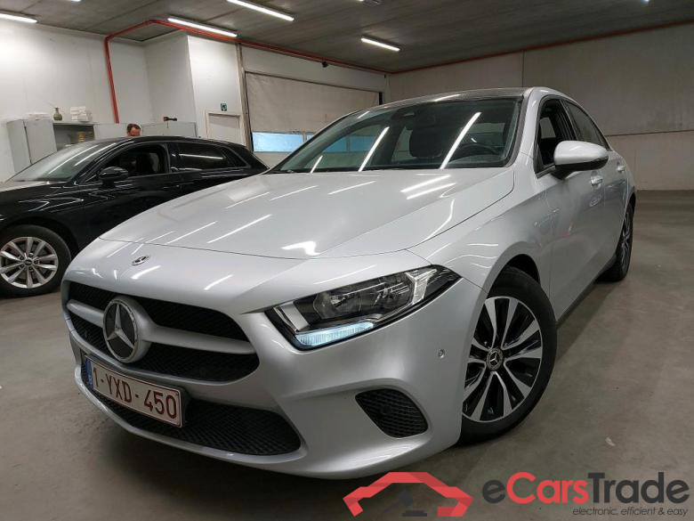 MERCEDES - MER A BERLINE 200d 150PK DCT Business Solution Limited With Pano Roof & Trailer Hook