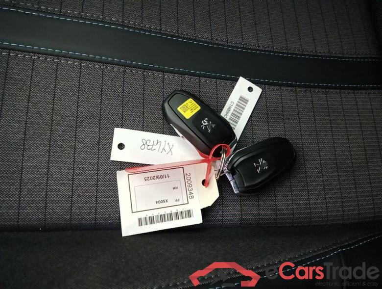 PEUGEOT E-2008 50 kWh Allure 5d #4