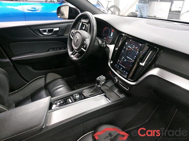 VOLVO - VOL V60 D3 150PK Geartronic R-Design Pack Versatility Pro & IntelliSafe Surround & Winter & Premium Audio & Foldable Trailer Hook & 20 Inch & Park Assit Camera #3