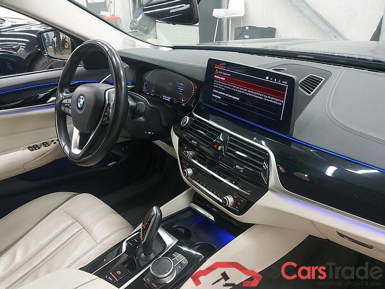 BMW - BMW 5 TOURING 518dA 136PK Luxury Line Pack Business With Heated Seats & Driving Assistance & Parking Assistant Pack & SunRoof #3