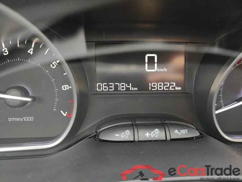 PEUGEOT 208 / 2015 / 5P / berlina con portón 5P Signature 1.2L PureTech 81KW (110CV) #5